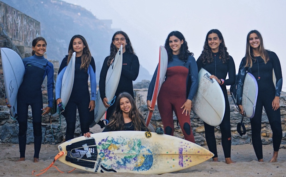 Grupo em surf trip no mar